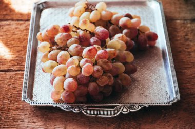 Taze olgun üzüm mavi ve yeşil bir vintage üzerinde iki tür eski tr