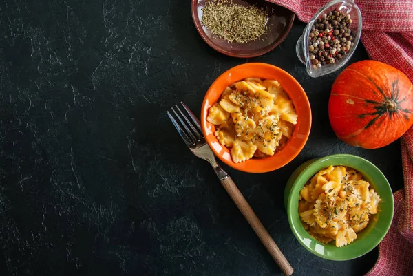 Kabak Krem peynirli makarna siyah taş backg pişmiş