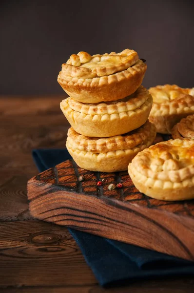 Mini etli turtalar lapa lapa hamur ürünleri ahşap oyun tahtası