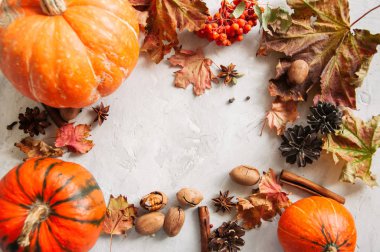 Kabaklar, akçaağaç yaprakları ve baharatlar.