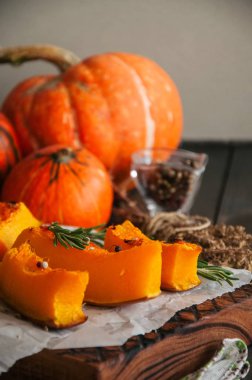 Kavrulmuş kabak dilimleri biberiye ve pişirme p kuru kekik ile