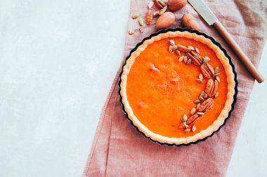 Kabak pasta pecans ile süslenmiş ve tohumlar üzerinde beyaz bir bac taş