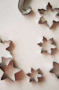 Ahşap arka plan üzerinde çerez kesici. Düz yatıyordu.