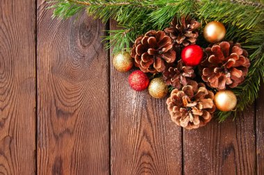 Noel zemin. Köknar ağacı dalları, Noel topları ve koniler