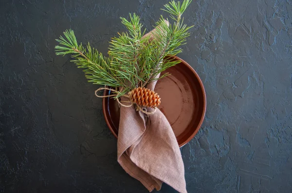 Noel tablo ayarını siyah arka üzerinde şenlikli süslemeleri ile