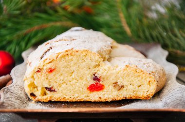 Noel Stollen. Geleneksel Alman şenlikli tatlı.