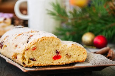 Noel Stollen. Geleneksel Alman şenlikli tatlı.