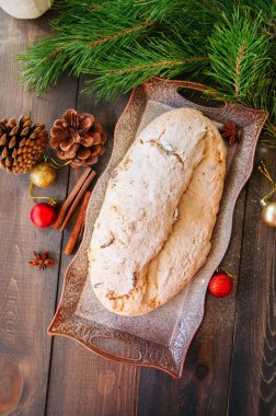 Noel Stollen. Geleneksel Alman şenlikli tatlı.