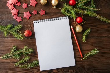 Boş beyaz sayfa üzerinde spiral defter ve Noel dekorasyon 
