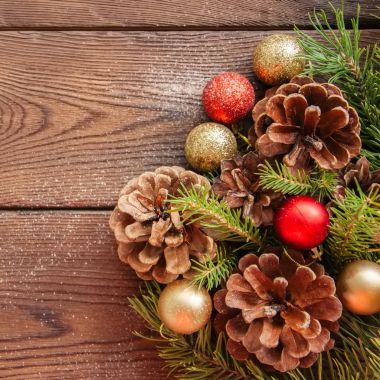 Noel arka plan. Köknar ağacı dalları, kırmızı ve altın top bir