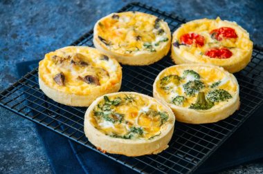 Kokulu mini turta kümesi. Domates, mushr ile sebze quiches