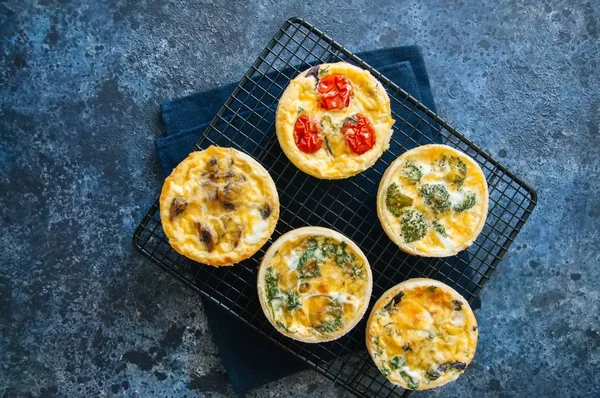 Conjunto de mini tortas salgadas. Quiches vegetais com tomate, mushr — Fotografia de Stock