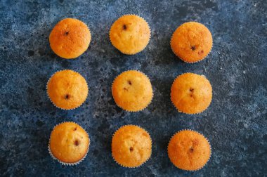 Vanilyalı kek çikolatalı krema dolum ayarlayın. Mavi taş 