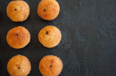 Vanilyalı kek çikolatalı krema dolum ayarlayın. Siyah taş