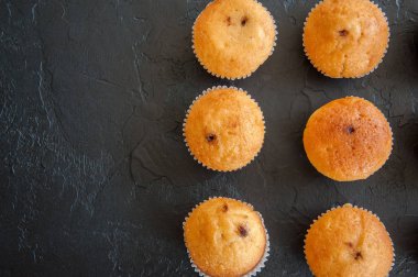 Vanilyalı kek çikolatalı krema dolum ayarlayın. Siyah taş