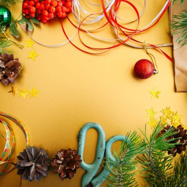 Neşeli Noel zemin çam ağaç dalları, koniler, yıldız ile 