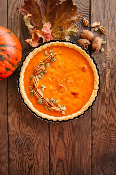 Pumpkin pie - tradiční americký dezert s ořechy — Stock fotografie