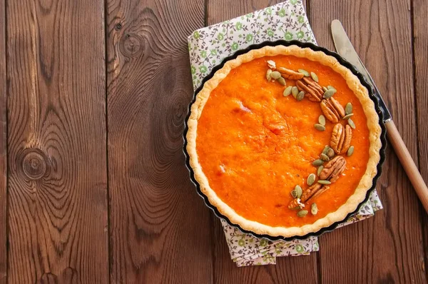 Tarte à la citrouille - dessert américain traditionnel garni de pacanes — Photo