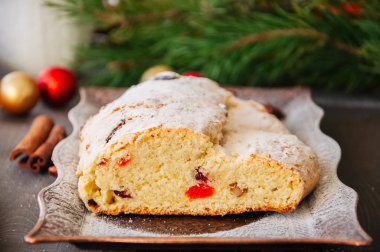 Noel Stollen vintage tepsi ahşap arka plan üzerinde yılları arasında görev yapmıştır.