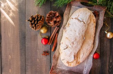 Noel Stollen vintage tepsi ahşap arka plan üzerinde yılları arasında görev yapmıştır.