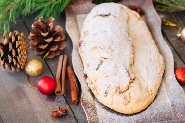 Noel Stollen vintage tepsi ahşap arka plan üzerinde yılları arasında görev yapmıştır.