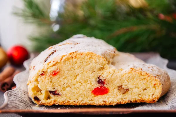 Noel Stollen vintage tepsi ahşap arka plan üzerinde yılları arasında görev yapmıştır.