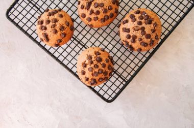 Çikolatalı kurabiye beyaz taş zemin üzerine bir tel raf üzerinde 