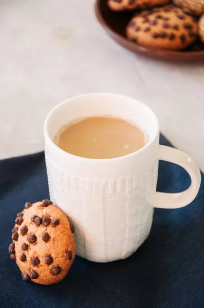 Uma chávena de café com biscoitos. fundo de pedra branca . — Fotografia de Stock
