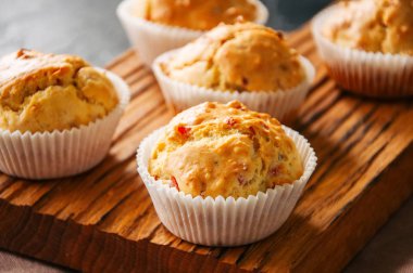 Pastırma ve siyah arduvaz backgrou peynir ile ev yapımı kek