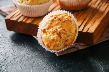 Pastırma ve siyah arduvaz backgrou peynir ile ev yapımı kek