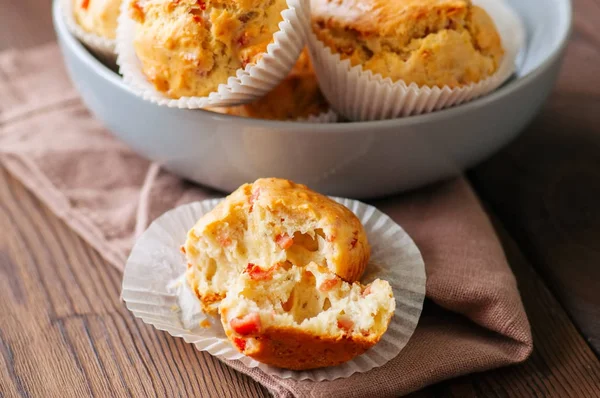 Zelfgemaakte muffins met spek en kaas in een grijze plaat. Gezonde — Stockfoto