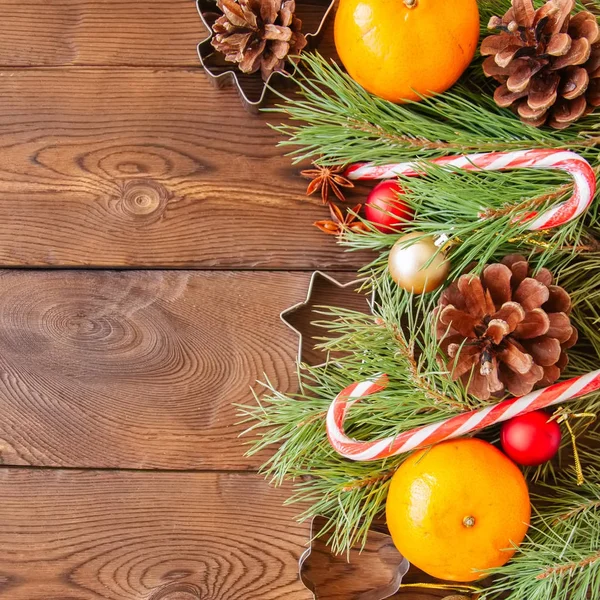 Weihnachtsdekoration. Hintergrund mit Tannenzweigen, Orangen — Stockfoto