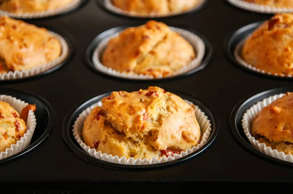 Panecillos caseros con tocino y queso en una lata. Snack saludable o — Foto de Stock