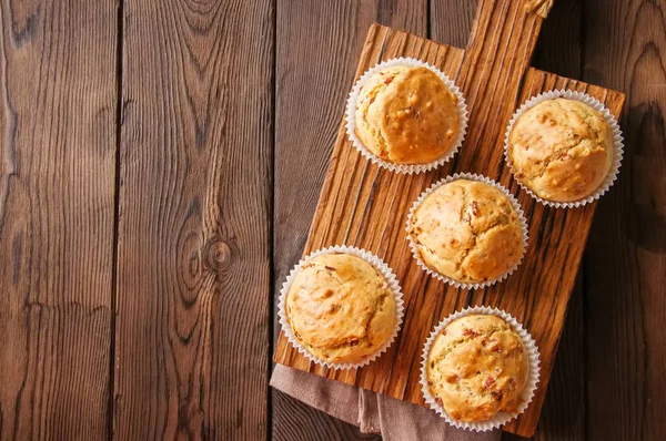 Muffin fatti in casa con pancetta e formaggio su sfondo di legno. H — Foto Stock