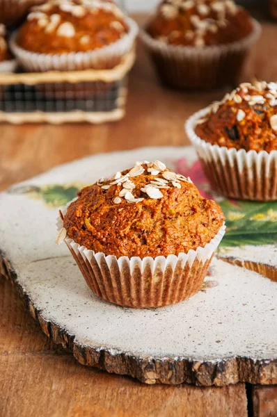 Muffin di torta di carote sani su una tavola di legno . — Foto Stock