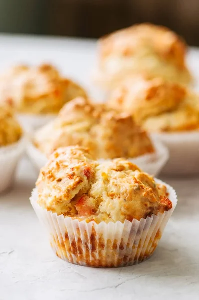 Zelfgemaakte hartige muffins met vis en kaas op een witte stenen ba — Stockfoto