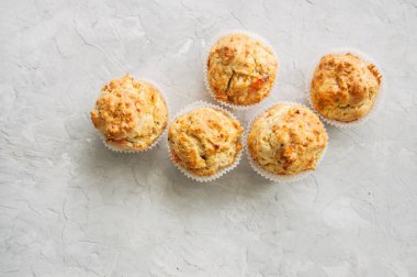 Balık ve peynirli kek