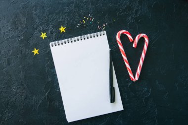 Festival arka plan, beyaz boş sayfa not defteri, şekerler, co