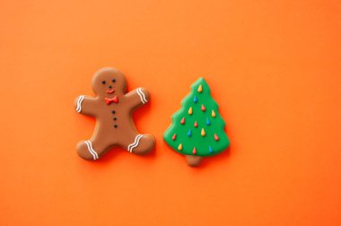 Neşeli Noel kavramı arka plan. Zencefilli kurabiye adam, köknar ağacı 