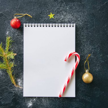 Bir not defteri boş beyaz sayfa, köknar ağacı dalı, şeker kamışı, topları 