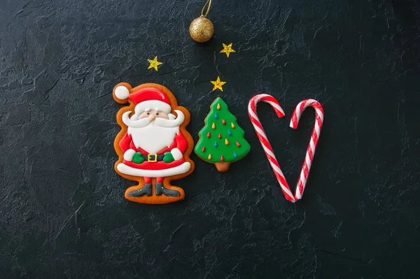 Fundo festivo de Natal, Bolinhos com imagem de Santa, abeto t — Fotografia de Stock