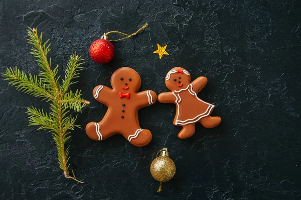 Fundo de Natal. Biscoitos de homem e menina de gengibre, abeto — Fotografia de Stock