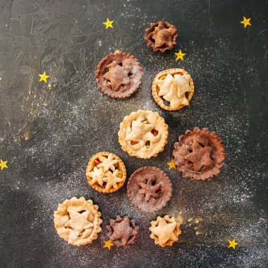 Geleneksel Noel tatlısı - kıymalı börek farklı boyutlarda. V