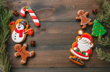 Noel arka plan. Gingerbread çerezleri farklı şekiller bir