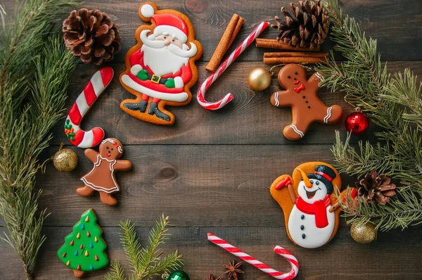 Verschiedene Formen von Lebkuchen-Weihnachtsplätzchen, Tannenkleie — Stockfoto