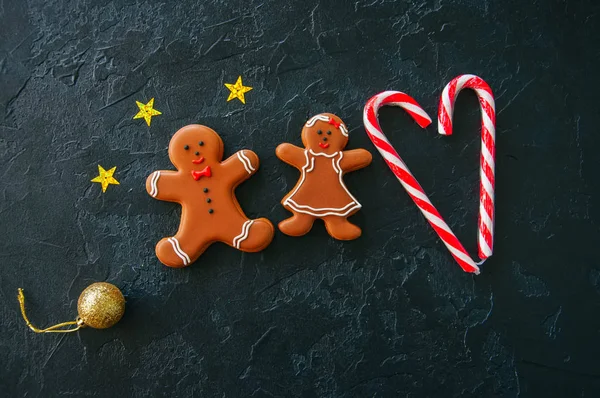 Святковий різдвяний фон, імбирне чоловіче та дівоче печиво , — стокове фото