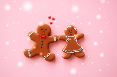 Neşeli Noel kavramı arka plan. Zencefilli kurabiye adam ve kız o