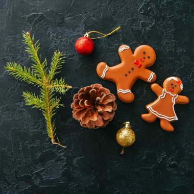 Noel arka plan. Zencefilli kurabiye adam ve kız Çerezler, köknar ağacı