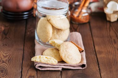 Baharat ve kahverengi şeker ile ev yapımı snickerdoodle çerezleri. Pas