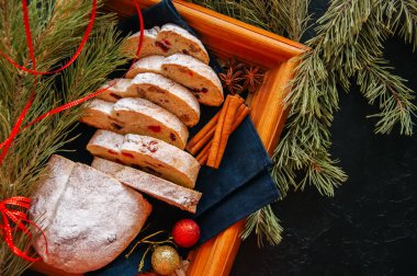 Dresden Stollen dilim kuru cranberies ve fındık ile. Festiv